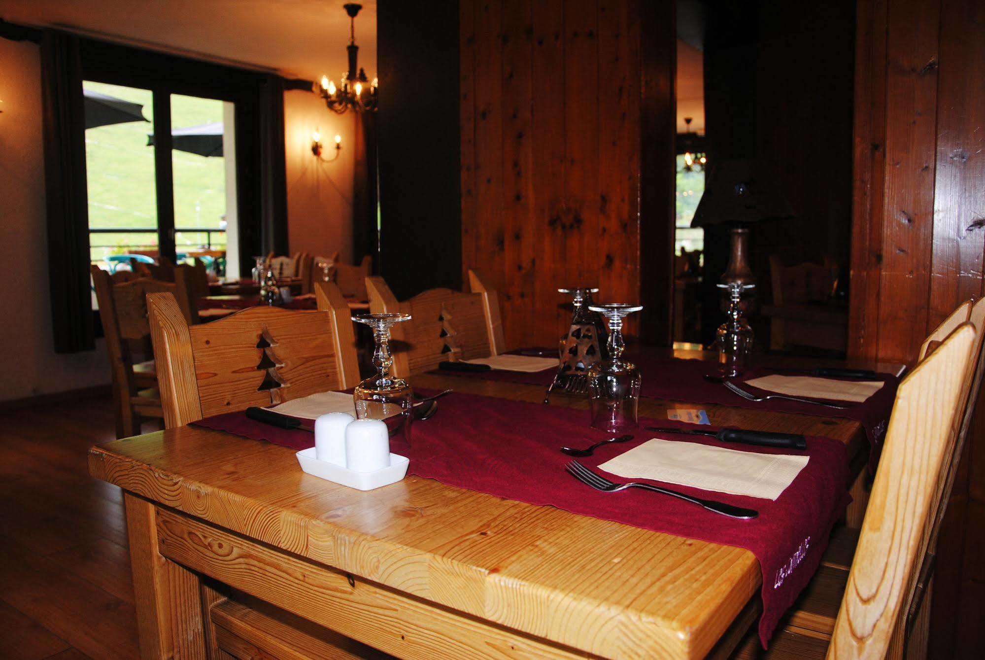 Hotel Les Combelles Châtel Zewnętrze zdjęcie